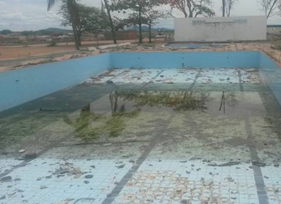 Com chuvas, clube abandonado volta a virar ‘viveiro’ de mosquitos em Ipirá