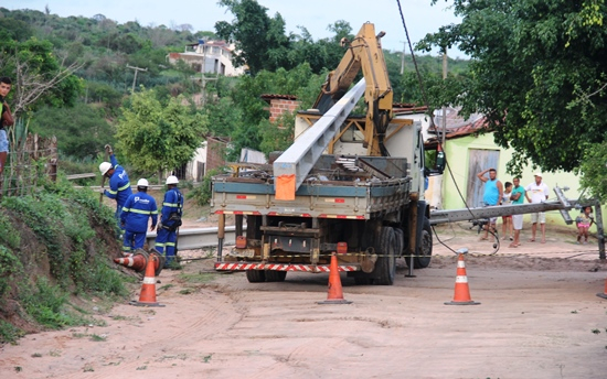 Poste de rede elétrica cai e mata agricultor eletrocutado na zona rural de Retirolândia