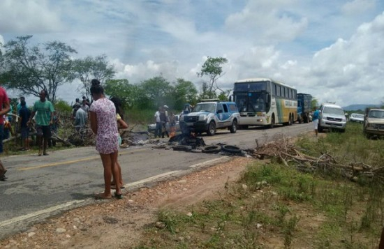 Grupo bloqueia trecho que liga cidade de Filadélfia a Itiúba na BA-381