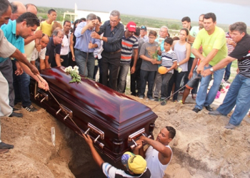 Depois de 17 dias da morte, corpo de padre é sepultado em Coité