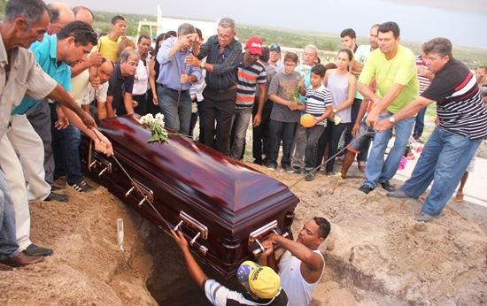 Depois de 17 dias da morte, corpo de padre é sepultado em Coité