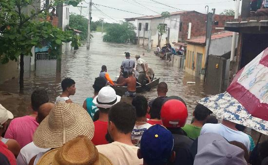 Solidário as pessoas desabrigadas pelas chuvas, Alex da Piatã mobiliza órgãos estaduais e federais