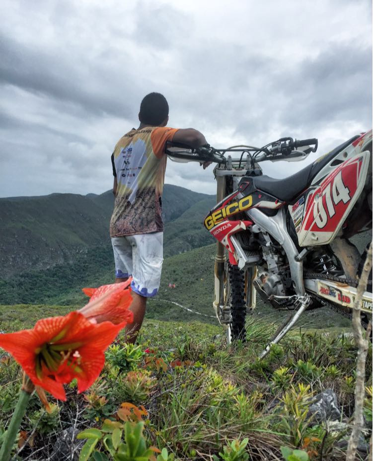 Depois de desilusões amorosas, homem planeja se casar com uma moto
