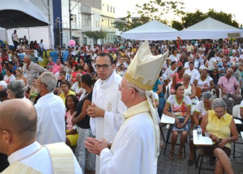 Valente – Multidão lota a igreja e praça da matriz para festejar a Sagrada Família