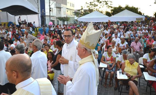 Valente – Multidão lota a igreja e praça da matriz para festejar a Sagrada Família