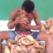 Homem ganha a vida descascando cocos com dentes