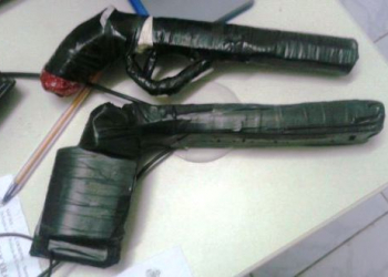 Coité: jovem é preso e menor apreendido com armas de brinquedo após serem cercados por moradores