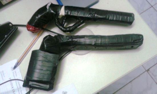 Coité: jovem é preso e menor apreendido com armas de brinquedo após serem cercados por moradores