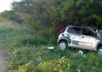 Motorista natural de Coité capota veículo ao tentar desviar de buraco na BA-120