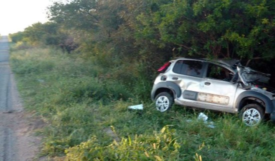 Motorista natural de Coité capota veículo ao tentar desviar de buraco na BA-120