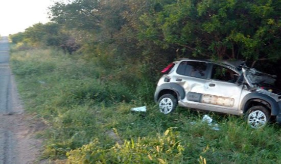 Motorista natural de Coité capota veículo ao tentar desviar de buraco na BA-120