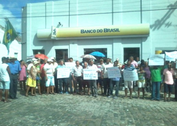 Candeal: moradores realizam manifestação cobrando reabertura do Banco do Brasil