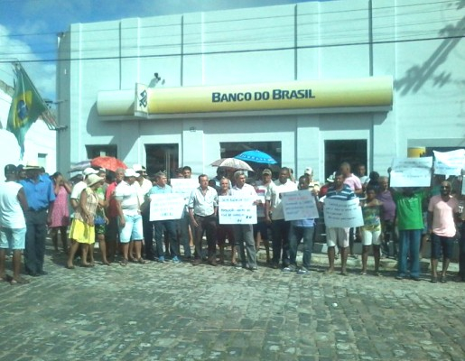 Candeal: moradores realizam manifestação cobrando reabertura do Banco do Brasil