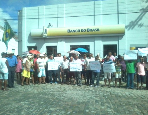 Candeal: moradores realizam manifestação cobrando reabertura do Banco do Brasil