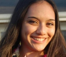 Jovem é atingida por bala perdida e morre enquanto falava com a família ao telefone