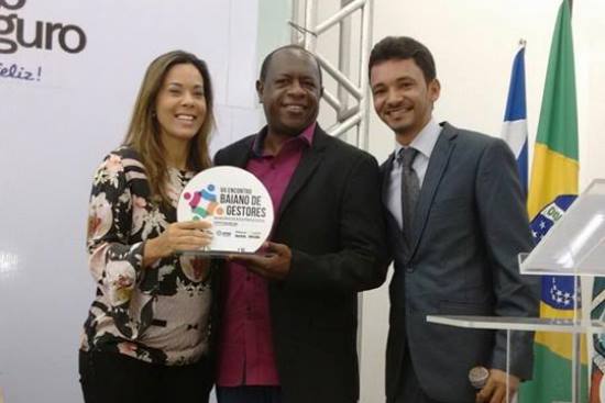 Professor Luizinho recebe placa das mãos da presidente da UPB Maria Quitéria.