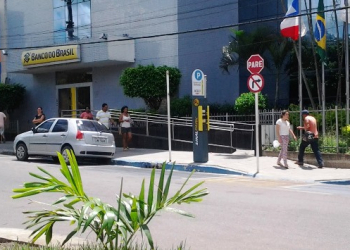 Bandidos arrombam porta dos fundos para explodir cofre do Banco do Brasil de Jacobina