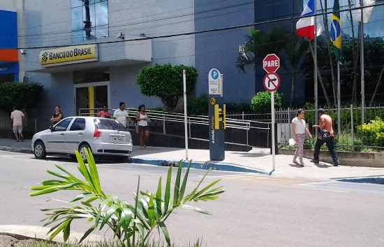 Bandidos arrombam porta dos fundos para explodir cofre do Banco do Brasil de Jacobina