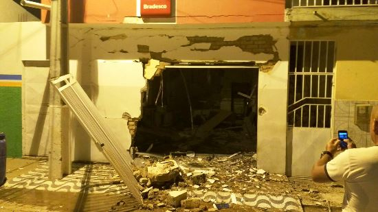 Bandidos estouram agência bancária na cidade de Jussara