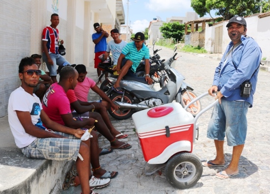 Ambulante é conhecido como "Naldo do Picolé."