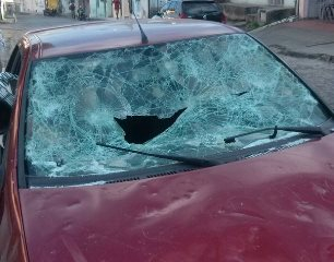 Mulher destrói carro de marido após ele anunciar fim de relacionamento; veja vídeo