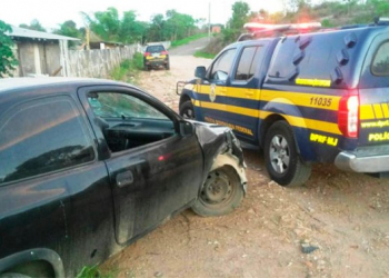Homem é preso com carro roubado “clonado” após tentativa de fuga na BR-324