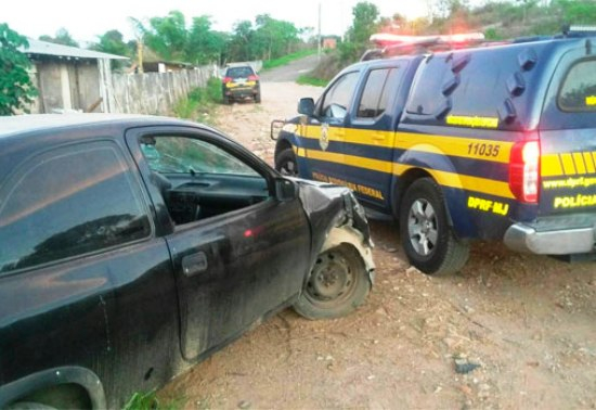 Homem é preso com carro roubado “clonado” após tentativa de fuga na BR-324
