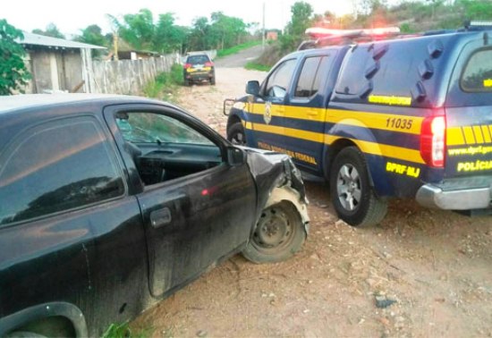 Homem é preso com carro roubado “clonado” após tentativa de fuga na BR-324