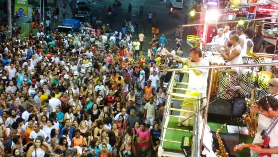 Saulo puxa trios sem cordas e anima foliões: “A palavra chave é democracia”