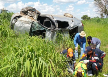 Após veículo capotar quatro vezes, família sobrevive a acidente