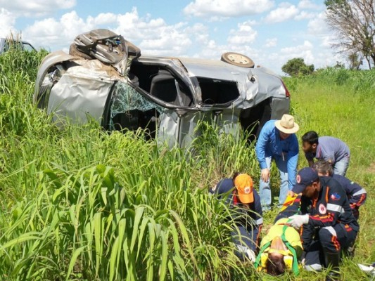 Após veículo capotar quatro vezes, família sobrevive a acidente
