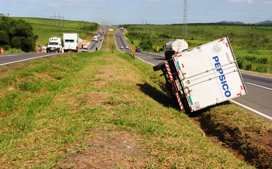 PRF registra acidente envolvendo quatro veículos na BR 324