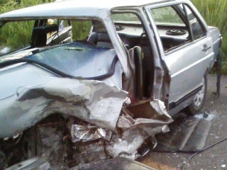 Homem morre e 5 ficam feridos após batida frontal entre carros na BA-026