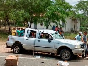 Caminhonete capota, mata três pessoas e deixa 10 feridas