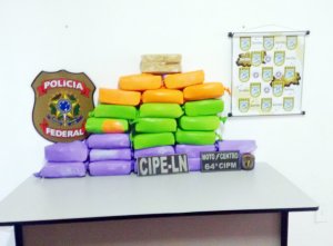 Droga apreendida com a dupla.