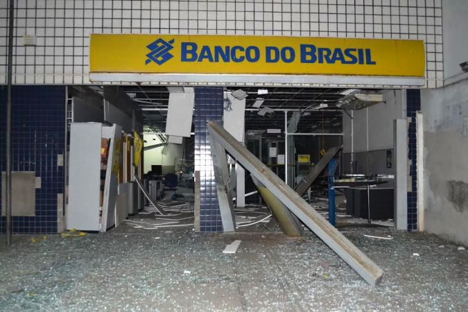 Quadrilha explode Banco do Brasil de Conceição do Jacuípe e fuzila Pelotão da PM durante a fuga