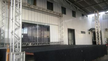 Grande estrutura está sendo montada.