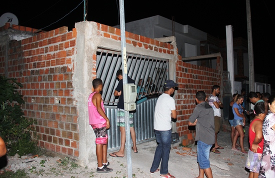 Coité – Mulher é encontrada morta com sinais de violência dentro da própria casa