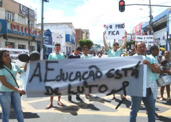 Estudantes e professores da UNEB Campus Senhor do Bonfim fazem manifestação pela permanência do PIBID
