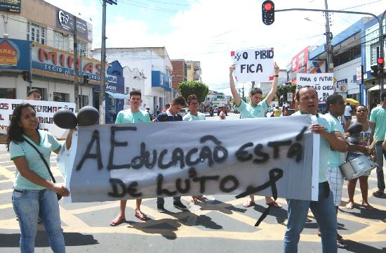 Estudantes e professores da UNEB Campus Senhor do Bonfim fazem manifestação pela permanência do PIBID