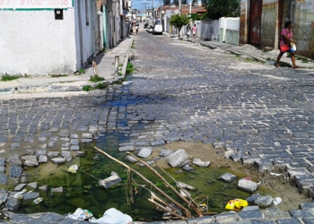 Alerta! Buracos deixados pelas chuvas em Coité preocupam ocorrências de acidentes e mosquitos Aedes aegypti