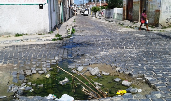 Alerta! Buracos deixados pelas chuvas em Coité preocupam ocorrências de acidentes e mosquitos Aedes aegypti