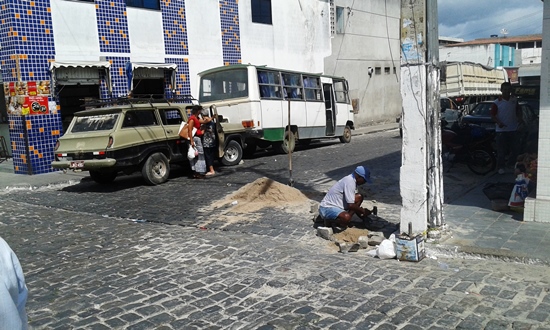 Nem todo buraco deixado pelas chuvas tem água, é preciso que a Prefeitura priorize o que tem.
