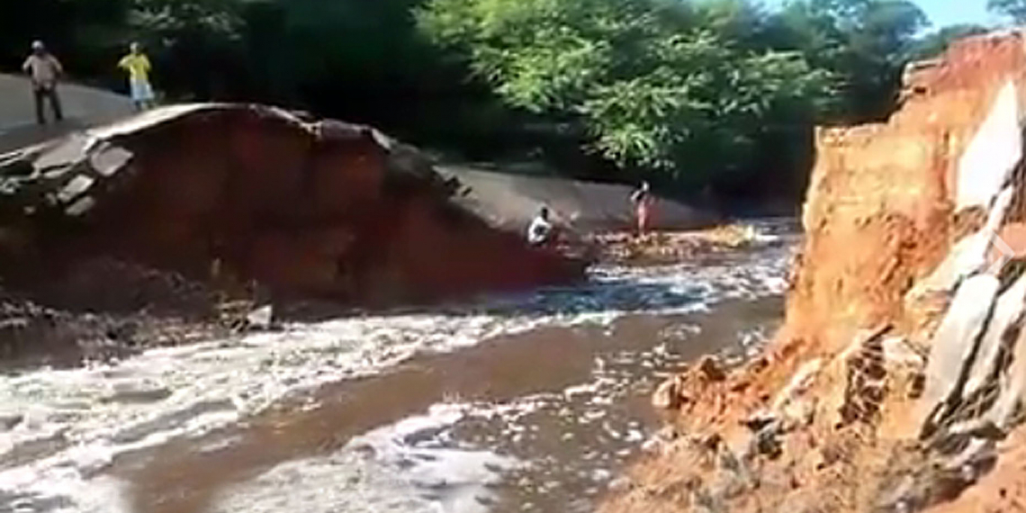 Grande volume d’água provoca rompimento de Barragem, em Barra do Mendes