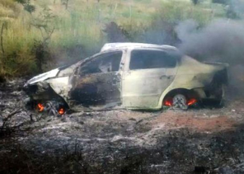 Carro sai da pista, bate em pedra e pega fogo na BA-120