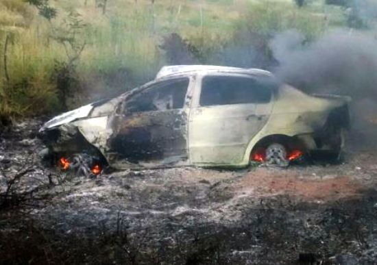 Carro sai da pista, bate em pedra e pega fogo na BA-120