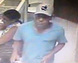 Imagens foram entregues à polícia, que faz buscas pelo suspeito.