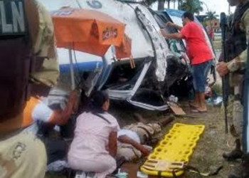 Policial Militar é baleado, viatura sai para dar apoio e capota deixando dois PMs feridos