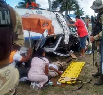 Policial Militar é baleado, viatura sai para dar apoio e capota deixando dois PMs feridos