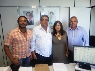 Prefeito (de branco) acompanhado pelos vereadores posa pra foto ao lado de Elise Pelegrini.